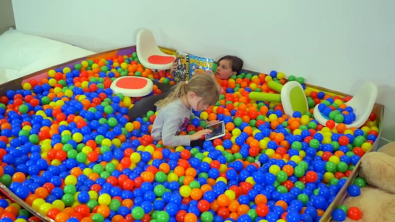 24H CHALLENGE • DANS UNE PISCINE À BALLES MULTICOLORES - 24 HEURES CHALLENGE!!!