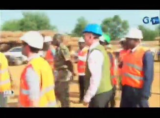 RTG - Dépotage d’une cargaison grumes de bois de teck provenant de Taiwan par le ministre de la forêt, Lee WHITE à l’usine de Gabon Best Natural Source (GBNS)