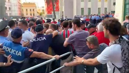 شاهد: معتصمون يحتلون المسرح الوطني الألباني في محاولة لإنقاذ المبنى التاريخي