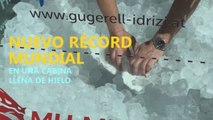 Austríaco bate el récord mundial dentro de una cabina llena de cubos de hielo