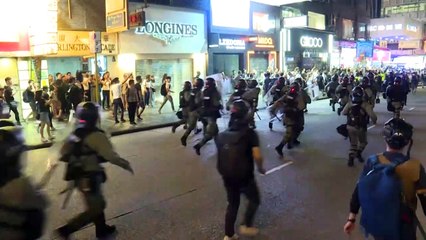 Acciones relámpago y gas lacrimógeno en protestas en Hong Kong