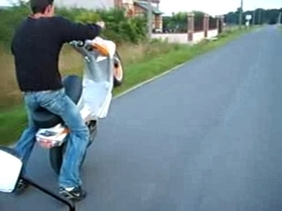 Mon frere avec son scoot 70 klm