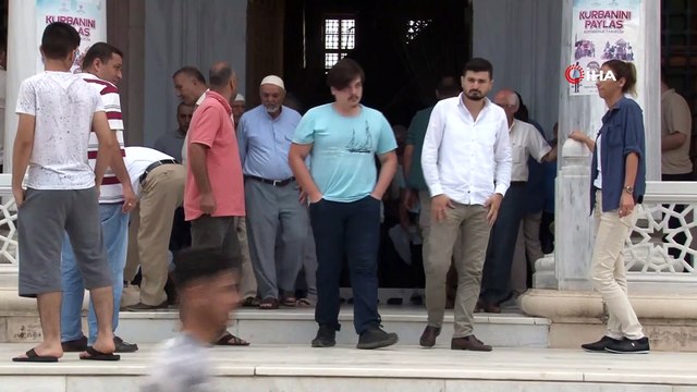 AK Parti sözcüsü Ömer Çelik bayram namazını SABANCI Merkez Cami’nde kıldı