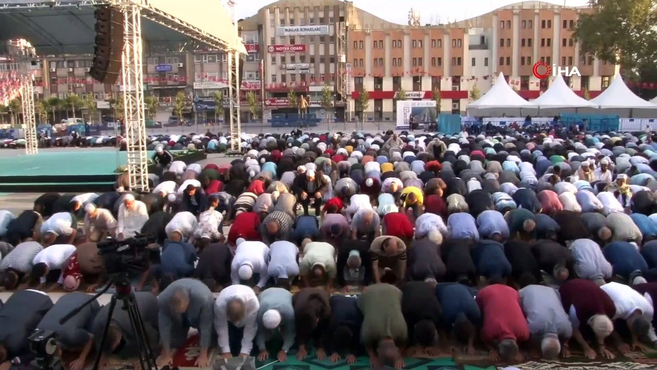 Sakaryalılar, Kurban bayramı namazını Demokrasi meydanında kıldı