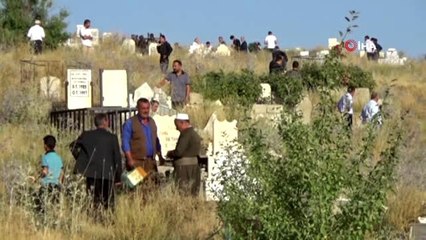 Yüksekova'da vatandaşlar bayram namazı sonrası mezarlıklara akın etti