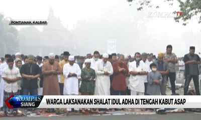 Warga Pontianak Laksanakan Shalat Idul Adha di Tengah Kabut Asap
