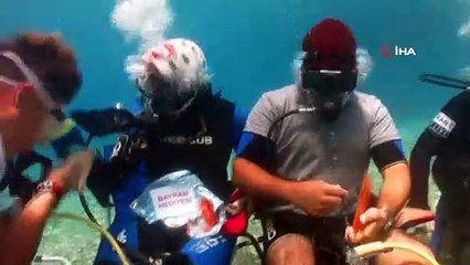 Fethiye'de deniz dibinde tebessüm ettiren bayramlaşma