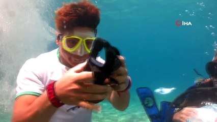 Fethiye'de deniz dibinde tebessüm ettiren bayramlaşma