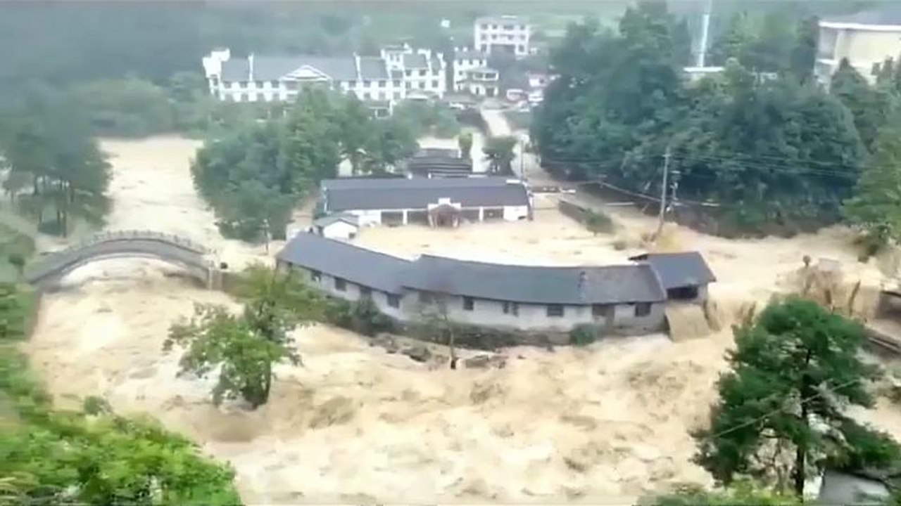 Δεκάδες νεκροί και πολλές καταστροφές από το πέρασμα του τυφώνα Λεκιμα