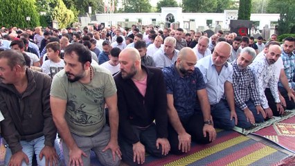 - Berlin'de Bayram Namazı Coşkusu