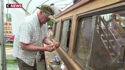 Une péniche en bois retrouve sa splendeur