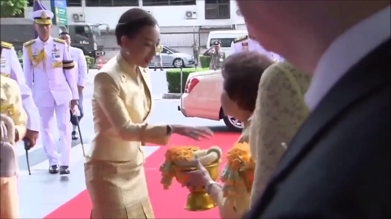 วงในเผยเจ้าฟ้าหญิงพัชรกิติยาภาฯ ทรงทะเลาะแย่งชุดออกงานชุดนี้ กับพระราชินีนุ้ย สุทิดา!!!