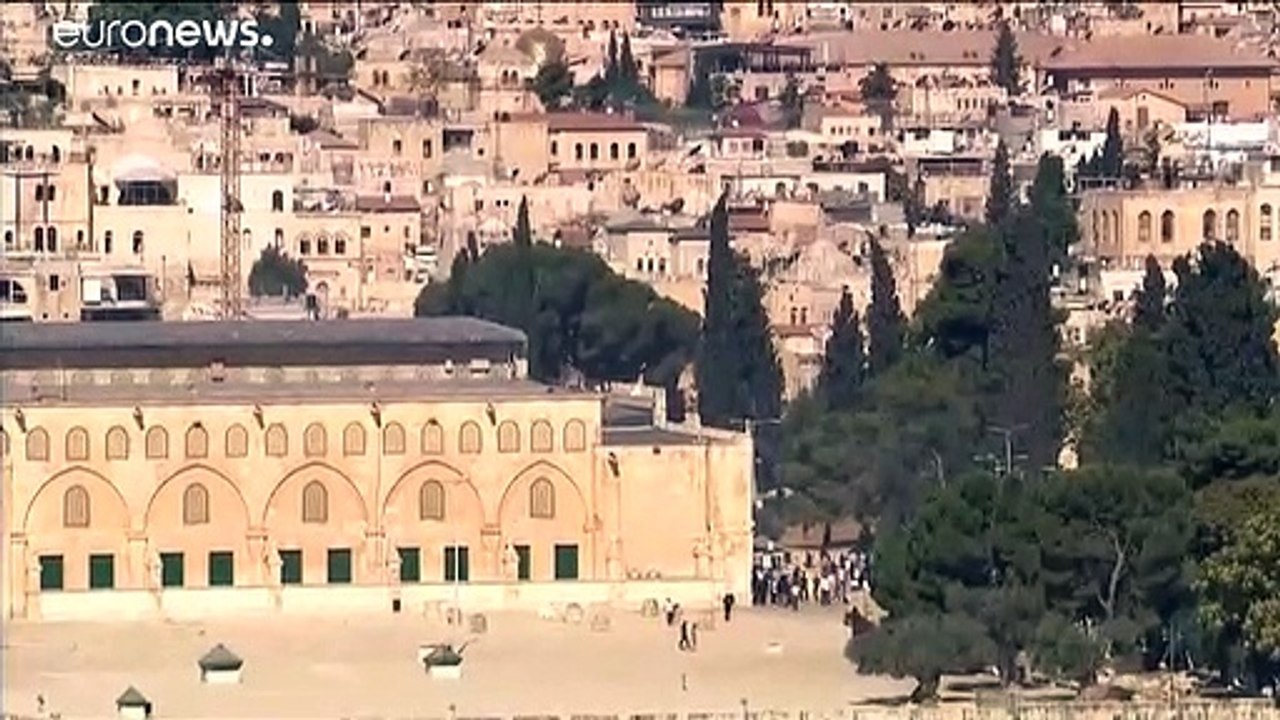 اشتباكات بين الشرطة الإسرائيلية والمصلين في باحة المسجد الأقصى في أول أيام عيد الأضحى