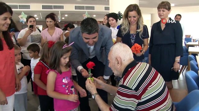 Başkan Gökhan Yüksel ve kreş öğrencileri huzurevi sakinleri ile bayramlaştı
