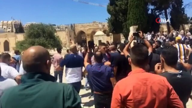 -İsrail Polisinden Mescidi Aksa’ya Saldırı : 37 Yaralı