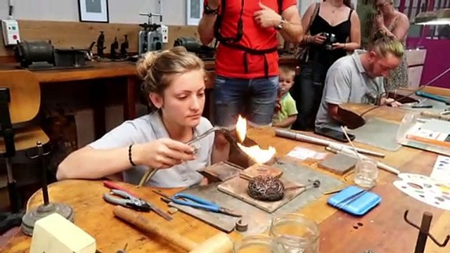 Saint-Martin-de-Valamas : elle crée une bague de fiançailles Metallica au Festival du bijou