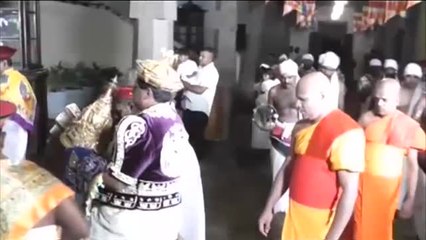 Download Video: Miles de budistas de Sri Lanka celebran el Kandy Esala Perahera