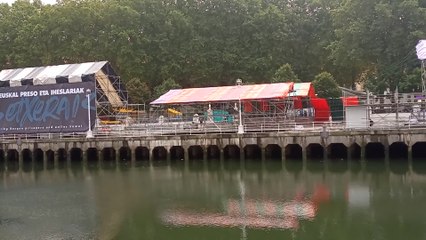 Continúa el montaje de las txosnas en el Arenal de Bilbao de cara a Aste Nagusia