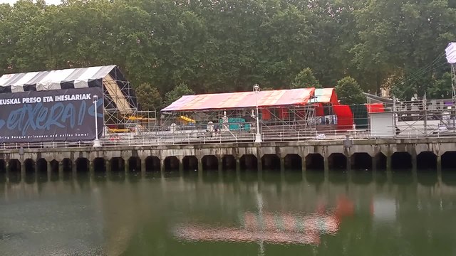 Continúa el montaje de las txosnas en el Arenal de Bilbao de cara a Aste Nagusia