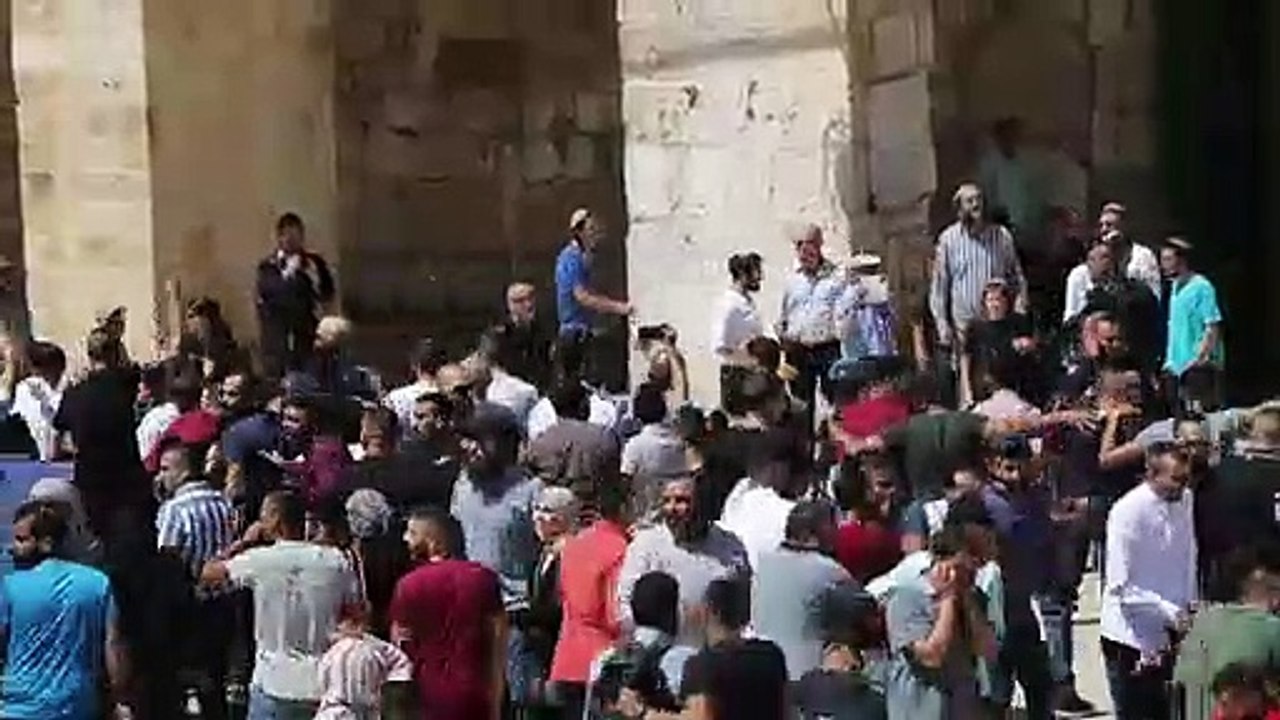 عشرات الجرحى الفلسطينيين في مواجهات في الحرم ال...