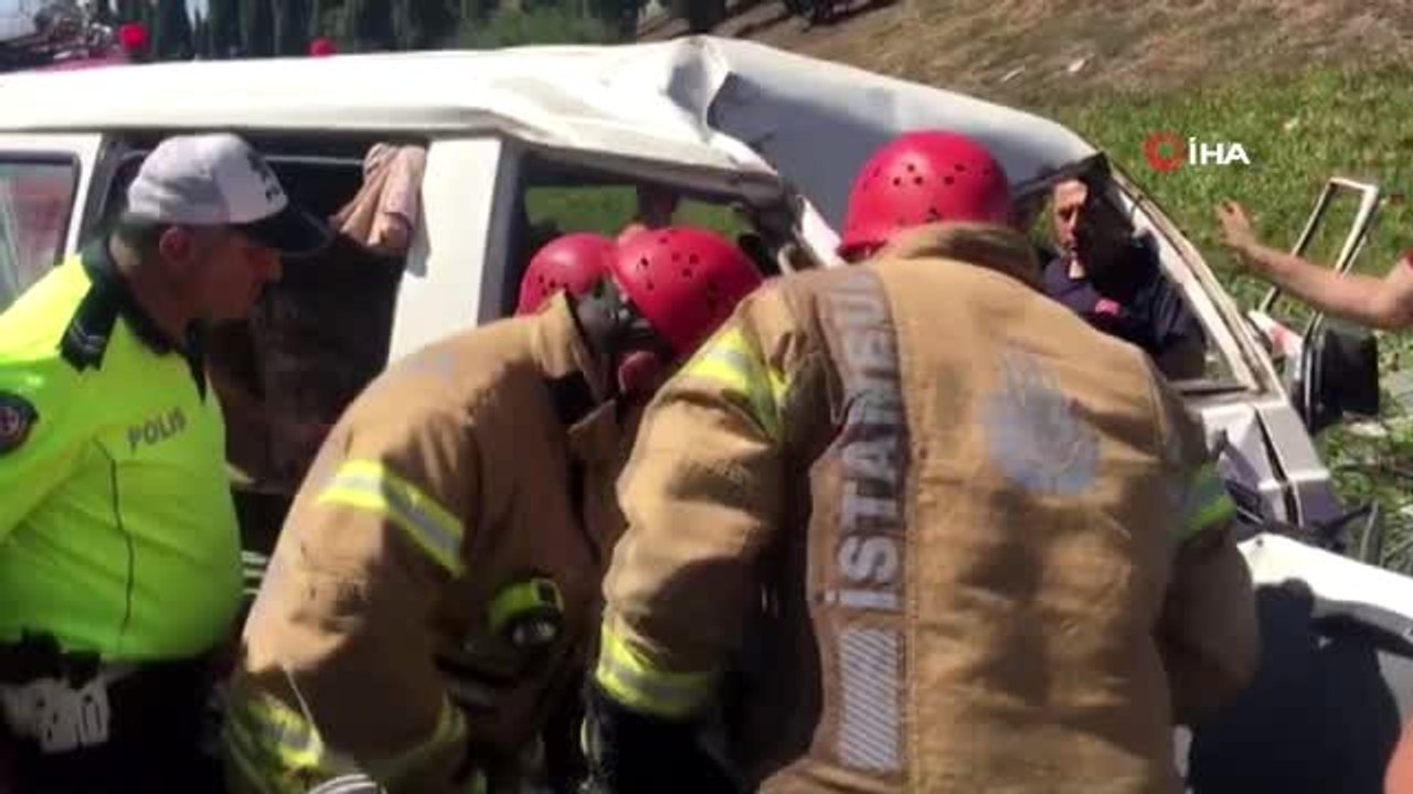 Çamlıca gişeleri çıkışı İstanbul istikametinde seyir halinde olan bir minibüs aydınlatma direğine...