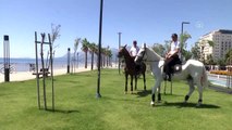 Antalya'da atlı polis birliğinin bayram mesaisi