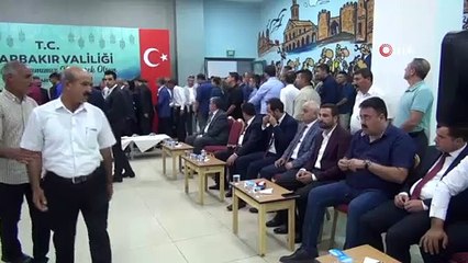 Diyarbakır protokolü halkla bayramlaştı