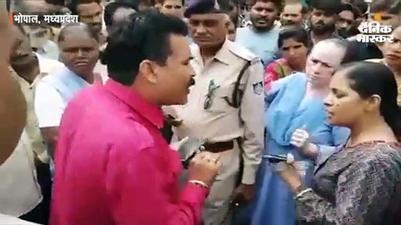 राखी की दुकानें हटाने पहुंचा नगर निगम का अमला,...