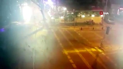 Kadıköy'de alkollü trafik magandasının polisten kaçtığı anlar kamerada