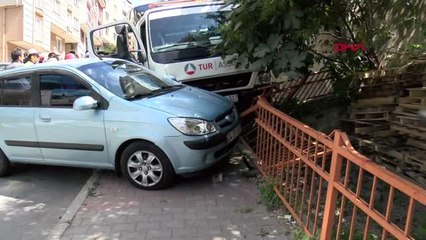 FRENİ PATLAYAN ÇEKİCİ, BİNANIN BAHÇESİNDEKİ KORKULUKLARA ÇARPARAK DURABİLDİ