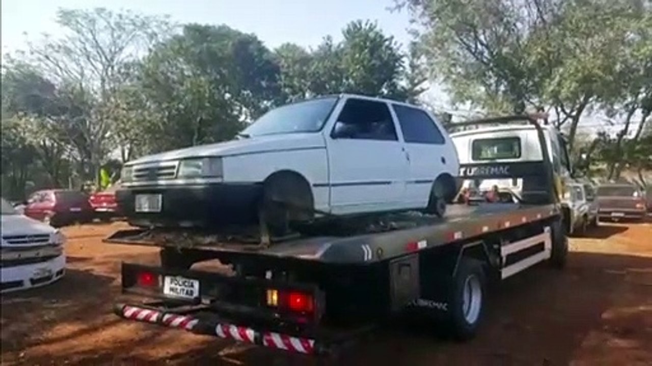 Fiat Uno é recuperado sem as rodas no Bairro Interlagos