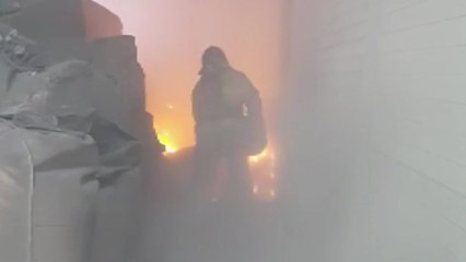 폐금속 분말 보관창고 불...진화 어려움 / YTN