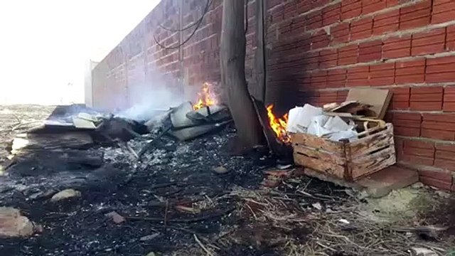 Fogo atinge área de vegetação no Loteamento Mirante
