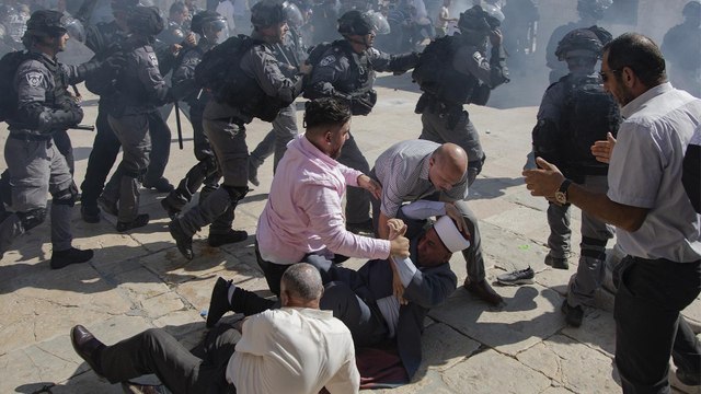 قوات الاحتلال تعتدي على المصلين بالأقصى أثناء صلاة العيد