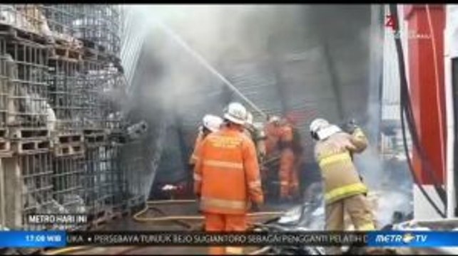 Gudang Barang Bekas di Ciracas Terbakar