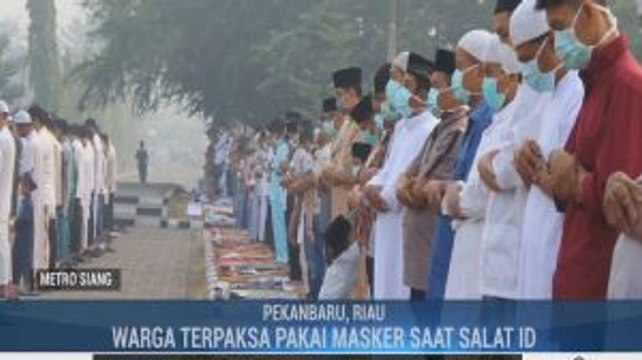 Udara Tidak Sehat, Jemaah Pekanbaru Pakai Masker Saat Salat Id