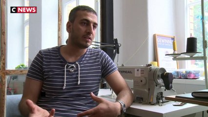 Des sacs réalisés à partir de bateaux pneumatiques abandonnés par les migrants