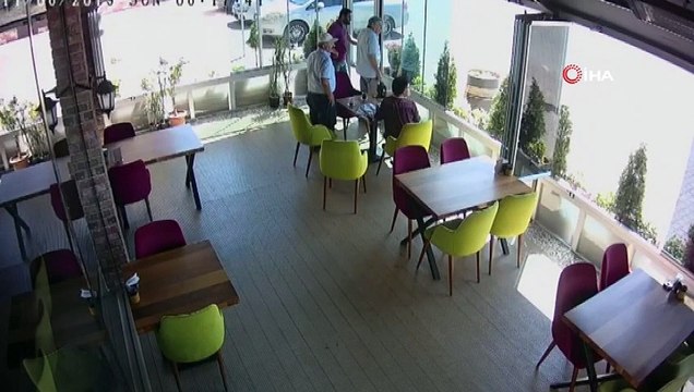 Çorum'da sahibinden kaçan kurbanlık boğa kafeye girdi