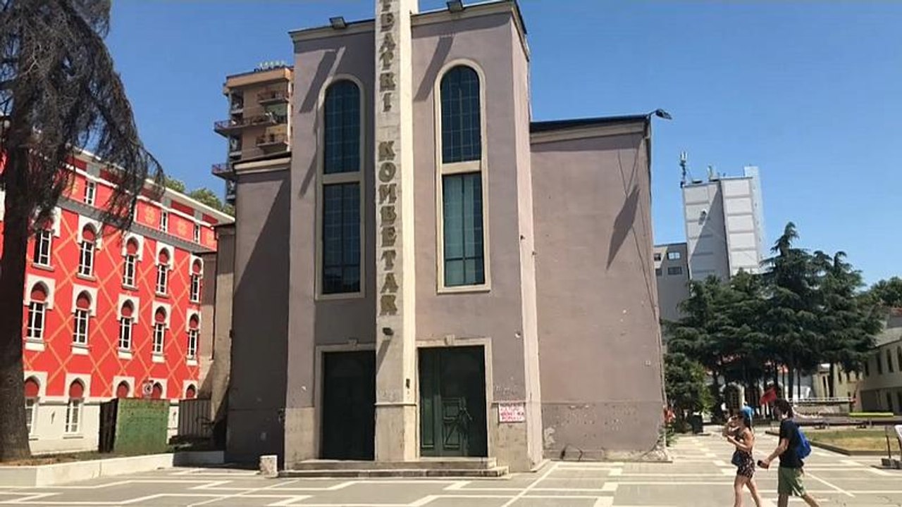 Albaner kämpfen um ihr Nationaltheater