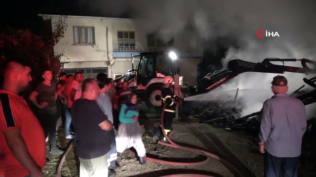 Bolu’da evlerin arasındaki 2 katlı ahşap odunluk alev alev yandı