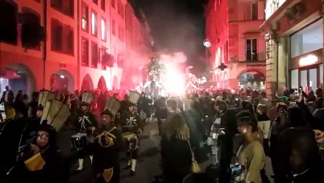 Trois éléphants passent, l’impressionnante parade de clôture du FARSe