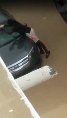 Fille jalouse bousille la voiture de son mari