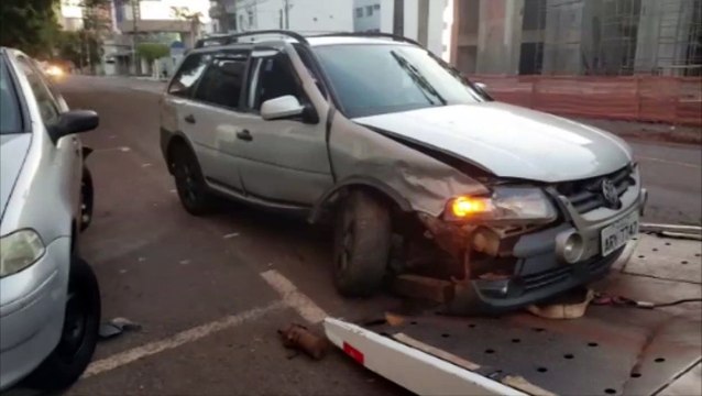 Parati atinge dois veículos estacionados após condutor passar mal