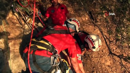 Kayalıklara düşen kişi 12 saat sonra kurtarıldı