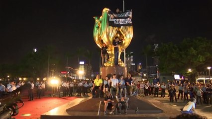 홍콩 시민, 10주째 주말 집회...中 선물 동상 훼손 / YTN