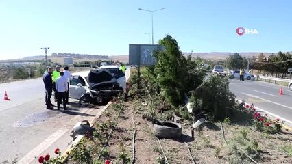 Sivas'ta iki otomobil çarpıştı, faciadan dönüldü