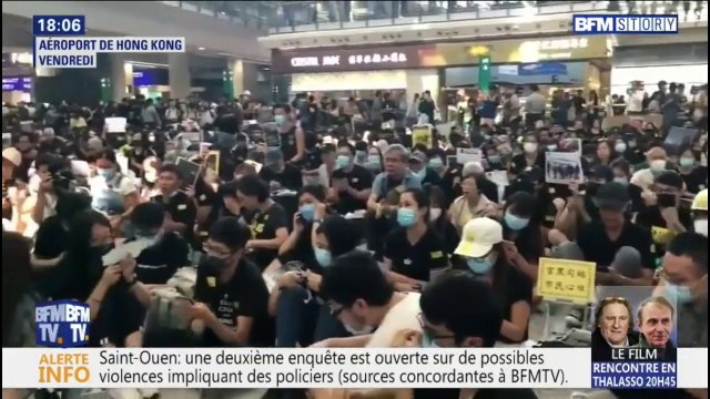 Hong Kong: les milliers de manifestants qui bloquent l'aéroport chantent À la volonté du peuple de Michel Sardou en anglais