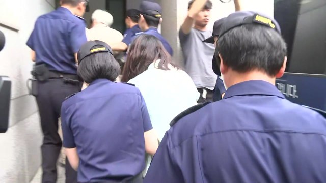 [현장영상] 법원 도착한 고유정, 고개 푹 숙인 채 들어가 / YTN