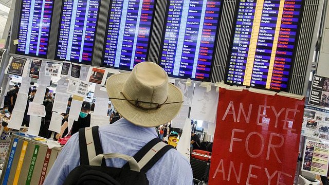 Proteste all'aeroporto di Hong Kong: cancellati tutti i voli