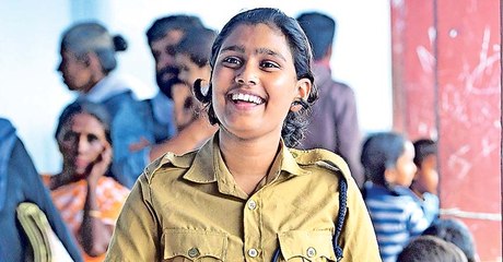 എല്ലാം നഷ്ടമായിട്ടും മറ്റുള്ളവര്‍ക്ക് ആശ്വാസമാകുന്ന പെണ്‍കുട്ടി | Oneindia Malayalam